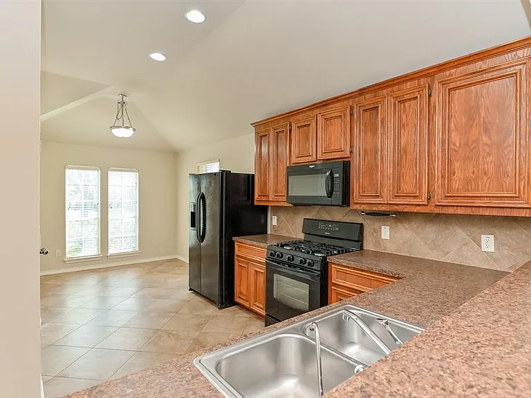 2106 Castle Gardens Ln — Photo 10