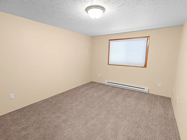 Lyons Court Apartments — Photo 26