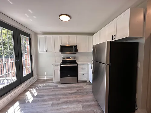 128 Wentworth St N #1 Photo 1