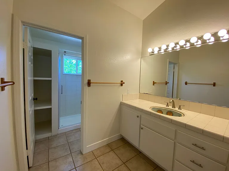 3010 N Broadway — Photo 34