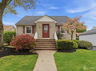 2 Oakwood Pl, North Brunswick, NJ 08902