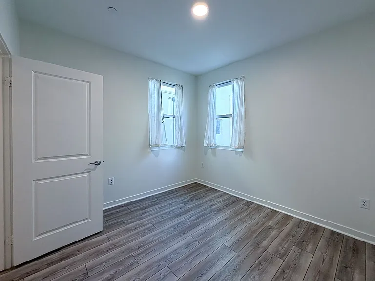 1568 E Thompson Blvd — Photo 23