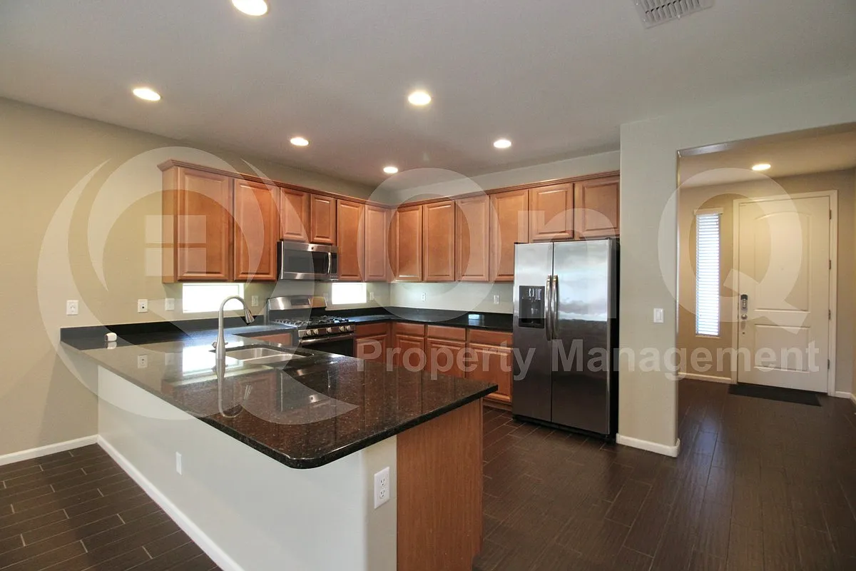 5 bed, 3.0 bath, 2200 sqft, $2,799 — Photo 3