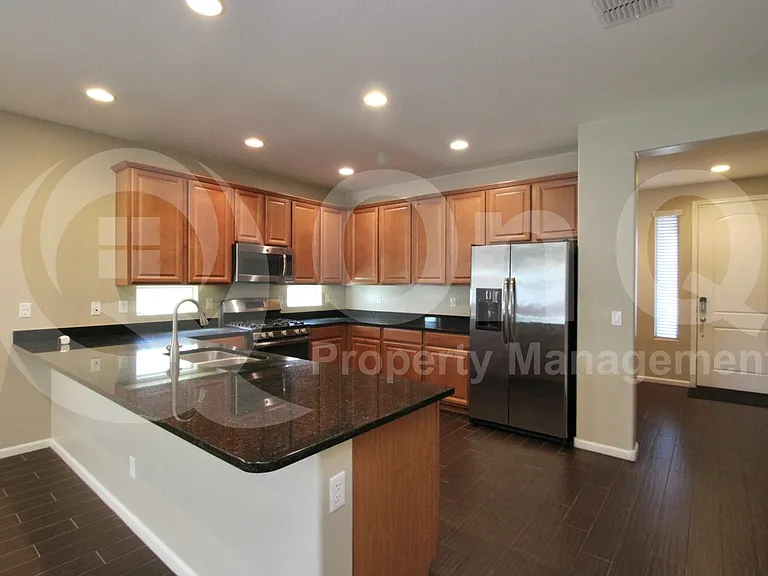 867 E Aberdeen Dr — Photo 3