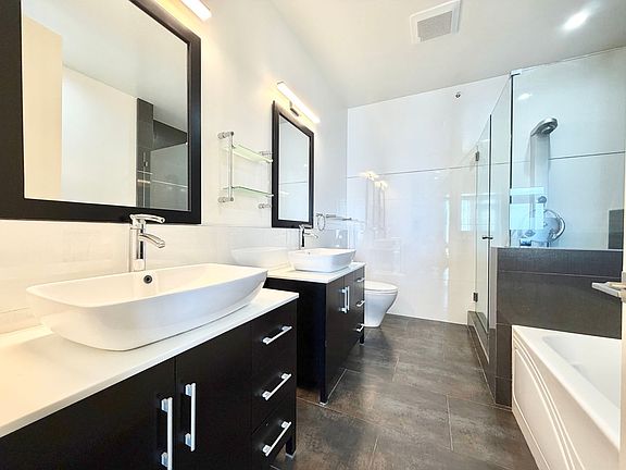 3rd image of 635 Burnett Ave APT 1