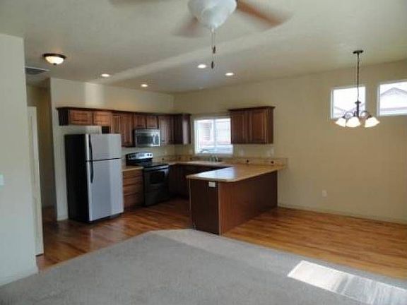 1111 Dell toward kitchen