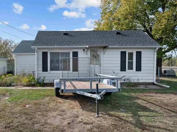 1555 7th Ave, Camanche, IA 52730
