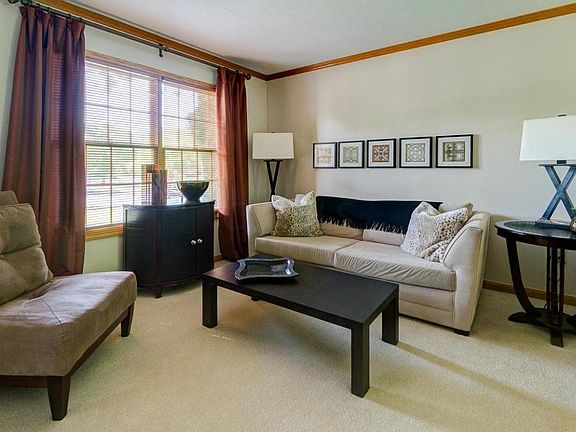 5th image of 375 Barrington Dr