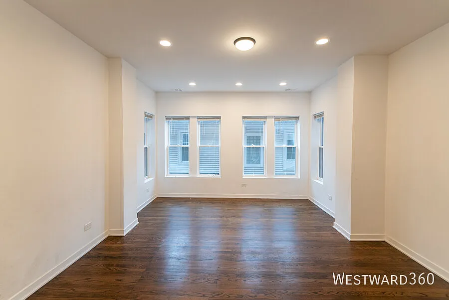 Available Now! 2bd/1bth With Wd & Central A/C In Edgewater! — Photo 2