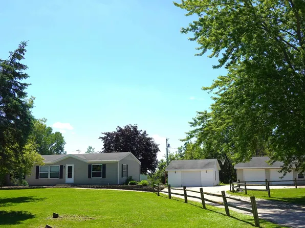 W7589 Townline Cir, Van Dyne, WI 54979