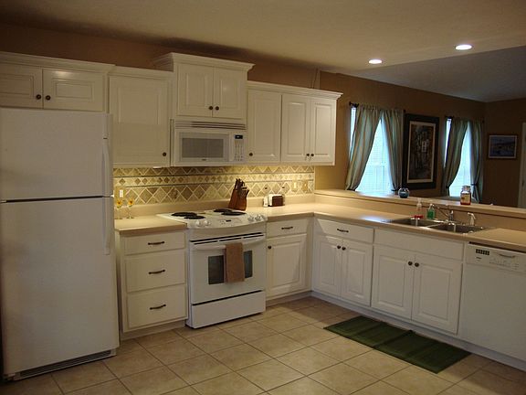 Kitchen w/ custom backsplash and lighting