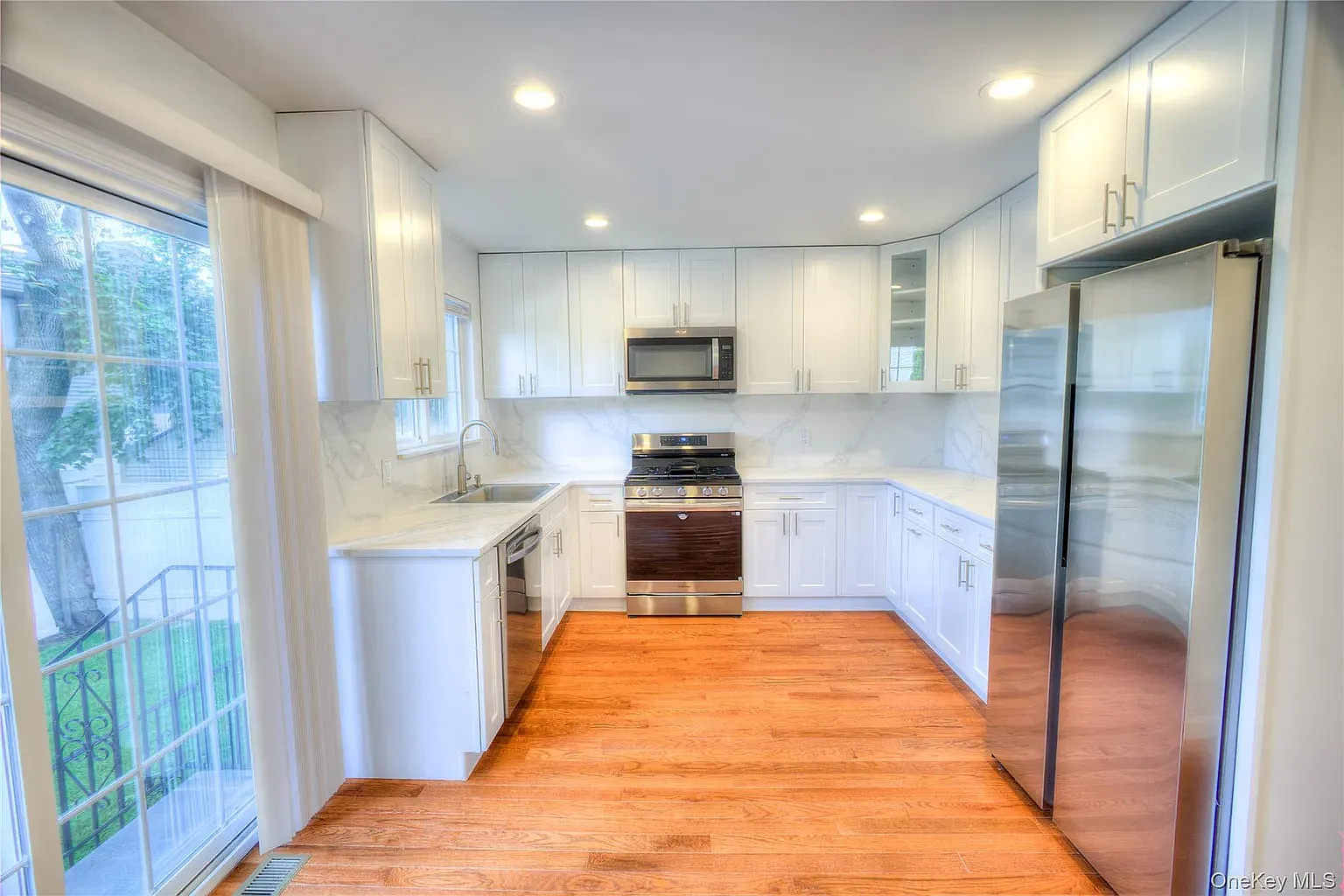3 bed, 2.5 bath, 3090 sqft, $5,750 — Photo 3