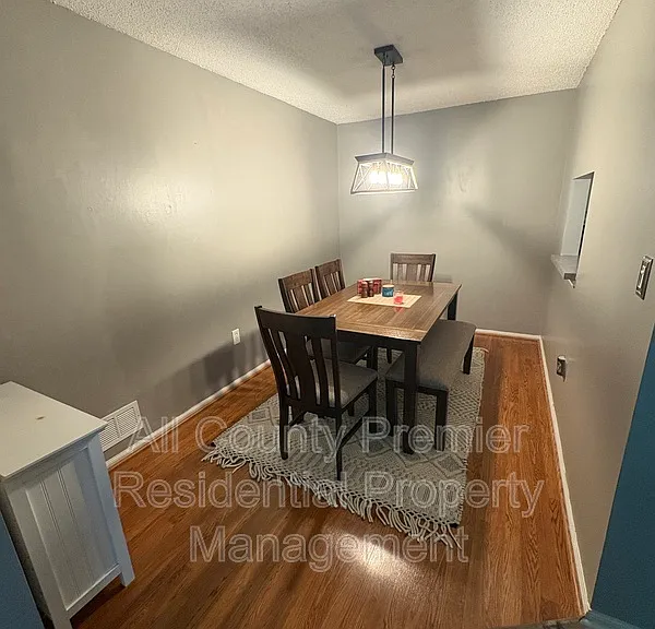 60 Versailles Ct — Photo 8