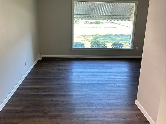 4th image of 26400 Drakefield Ave
