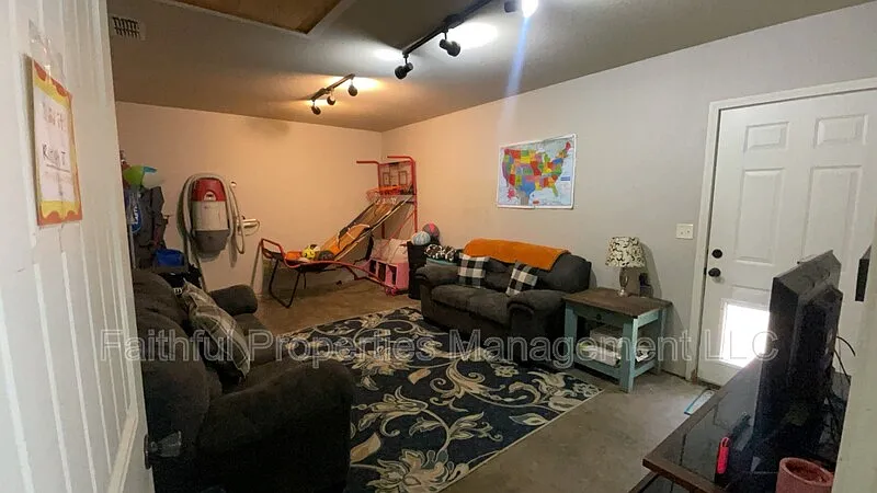 3 bed, 2.0 bath, $1,795 — Photo 4