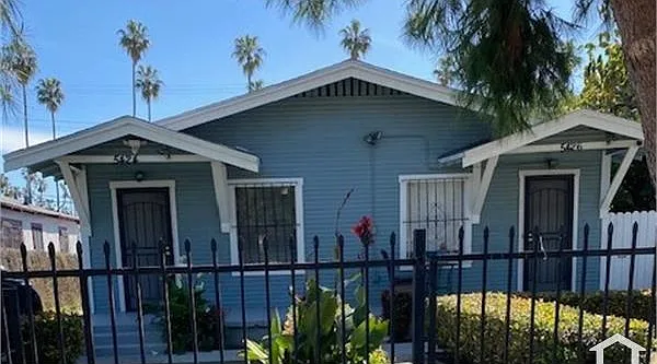 5426 S Van Ness Ave — Photo 2