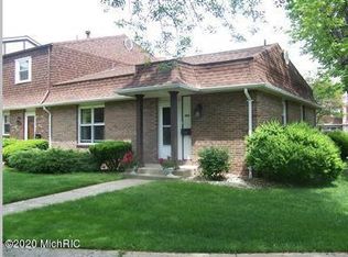2541 Dover Ln, Saint Joseph, MI 49085