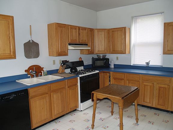 Kitchen w gas stove