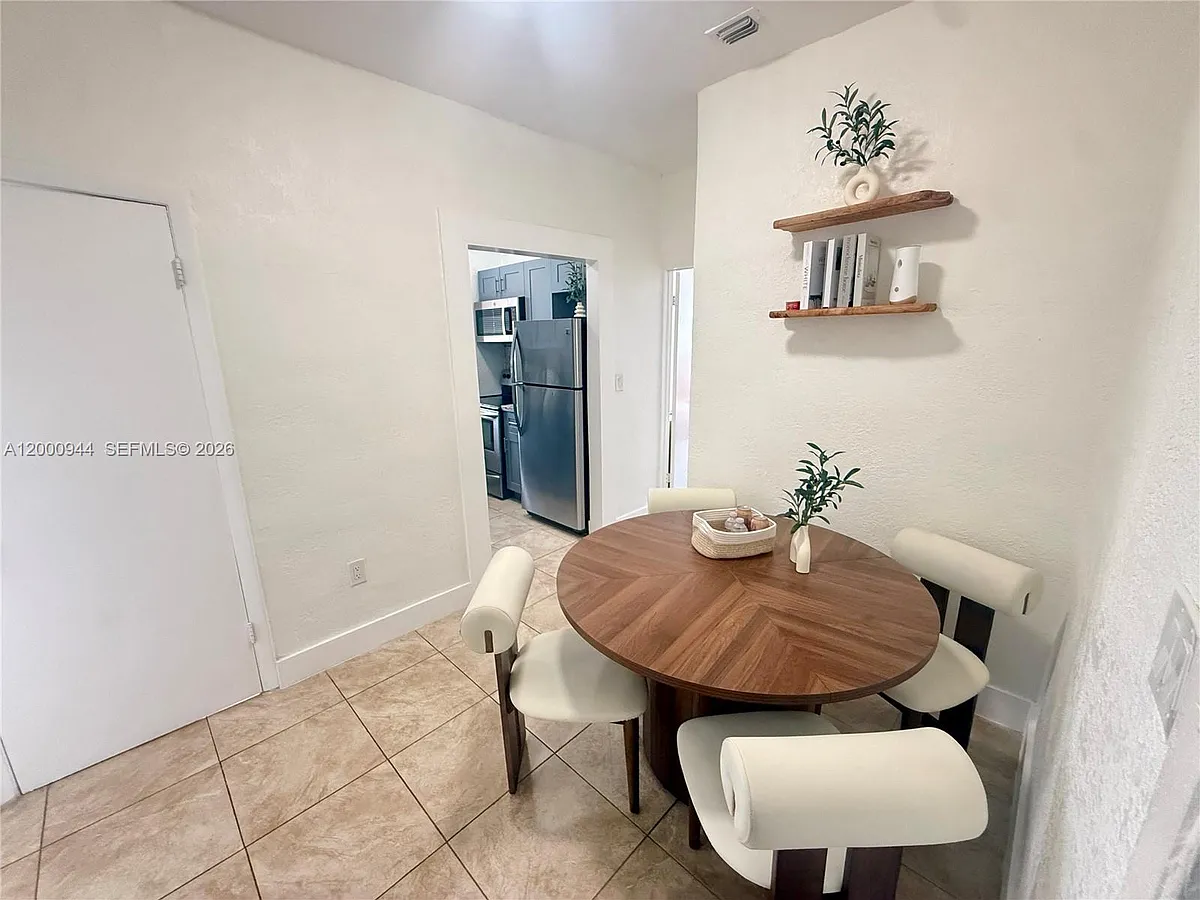 Building Photo - 301 SW 10th Ave #1