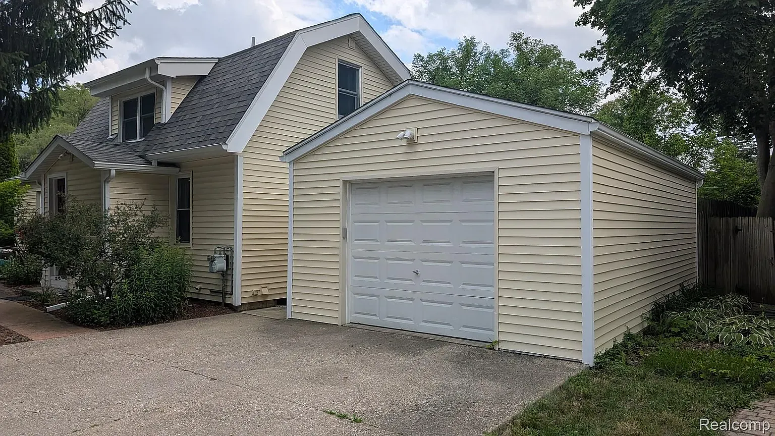 1490 South Blvd — Photo 3