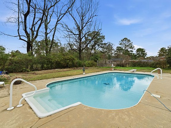 3rd image of 2106 Ridgewood Dr