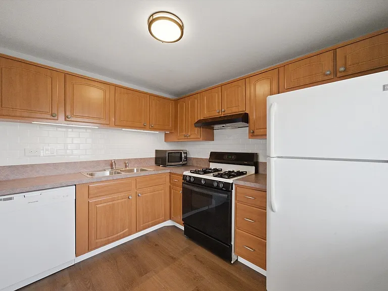 18 Dennis Ct #18 — Photo 6