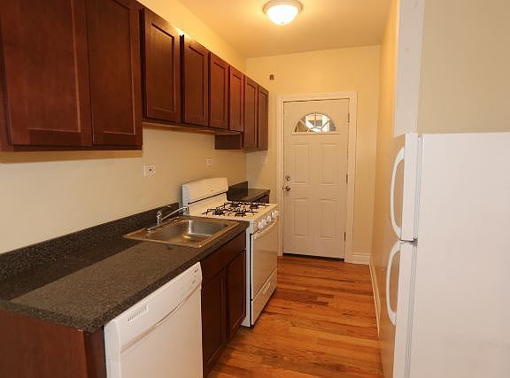 3rd image of 628.5 W Cornelia Ave #1S
