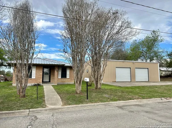 706 W Flournoy St, Beeville, TX 78102
