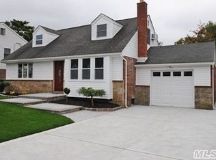 1095 Lydia Dr, Franklin Square, NY 11010