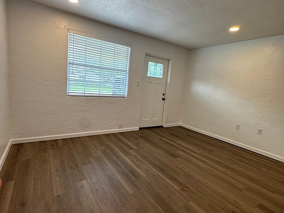4th image of 406 Oak St #404