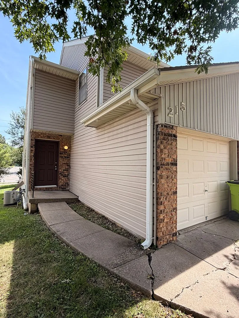 215 Northeast Timbercreek Drive — Photo 2
