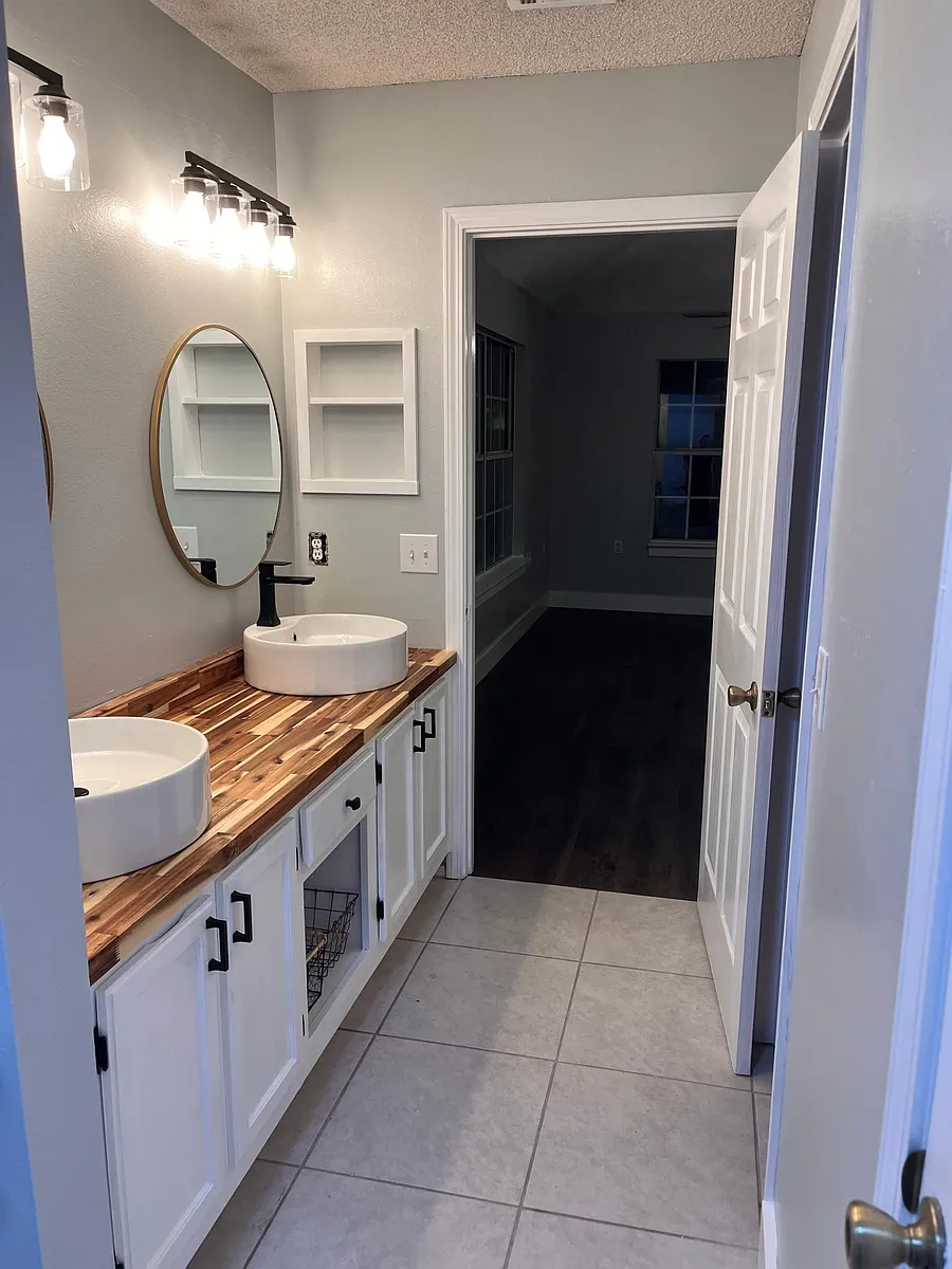 Master bathroom with walk in closet - 1208 Jasper St