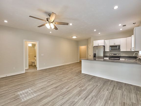 3rd image of 2040 Harriett Dr