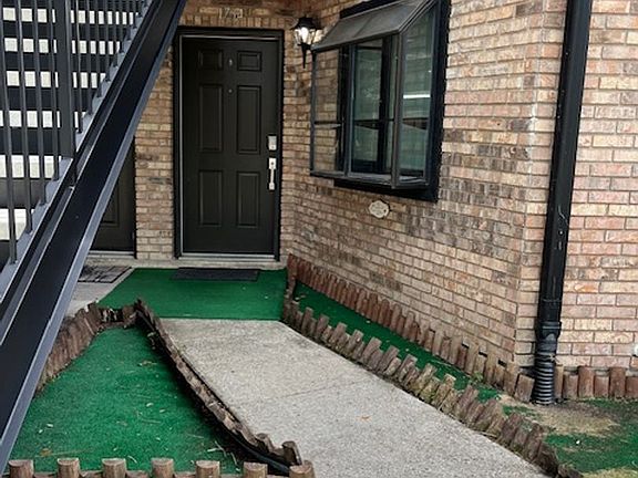 2nd image of 1734 Foxhall Cir