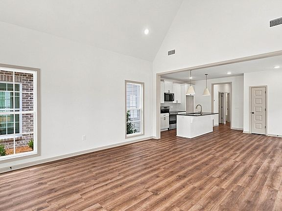 3rd image of 1045 Hunters Way