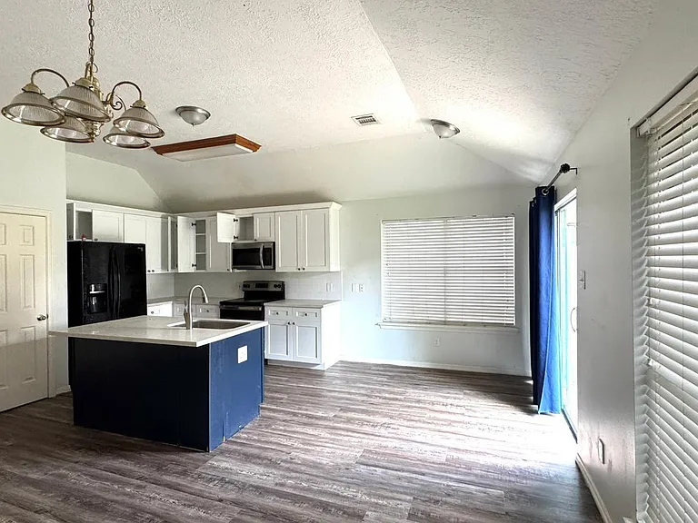 6422 Diamond Rock Dr — Photo 8