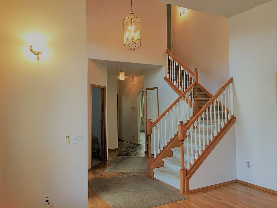 Beautiful entry & stairway