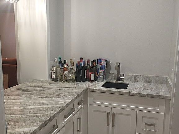 1st Floor Wet Bar