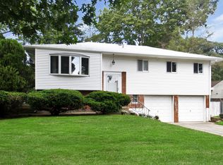 21 Parnell Dr, Smithtown, NY 11787