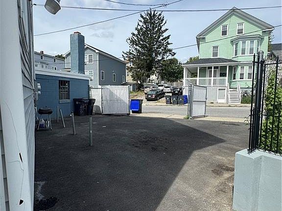 4th image of 325 Manton Ave