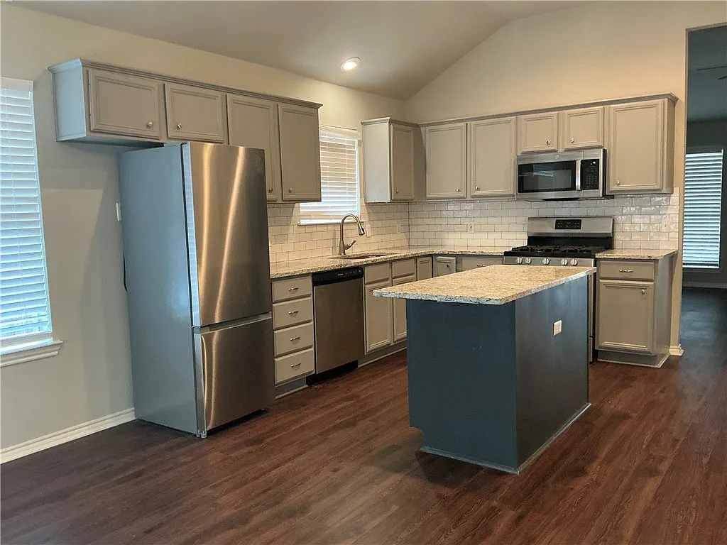 3 bed, 1412 sqft, $1,700 — Photo 4