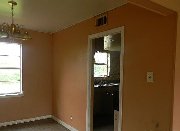 3rd image of 4934 Toulon St