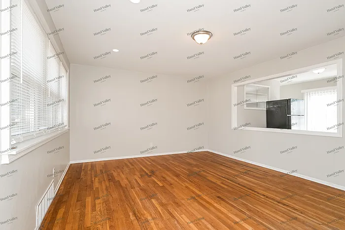 3 bed, 1.0 bath, 960 sqft, $1,250 — Photo 4