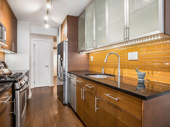 3rd image of 315 W 70th St APT 7C