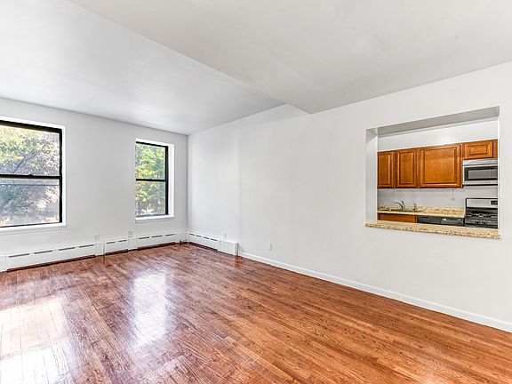 3rd image of 910 Park Pl APT 2C