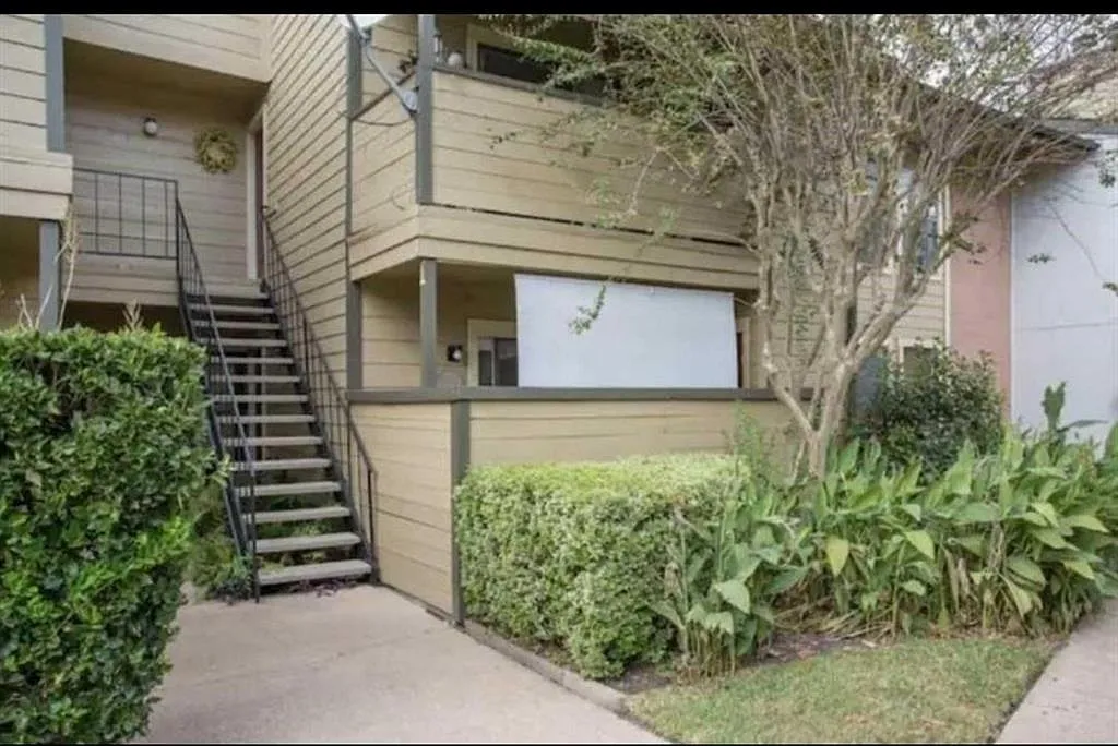 2 bed, 2.0 bath, 864 sqft, $1,350 — Photo 2