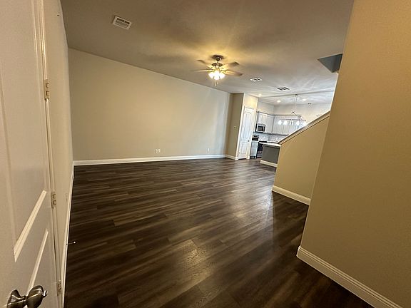 4th image of 5014 Villas Dr