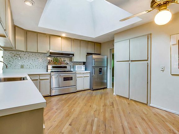 4th image of 56 Soundview Dr