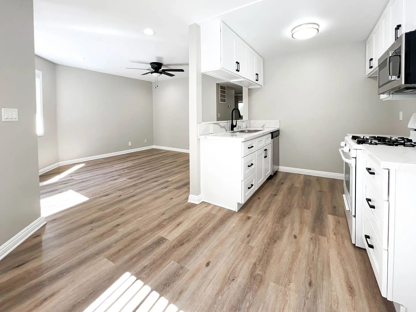 Stunning Two Bedroom in The Heart Of Glendale! — Photo 2