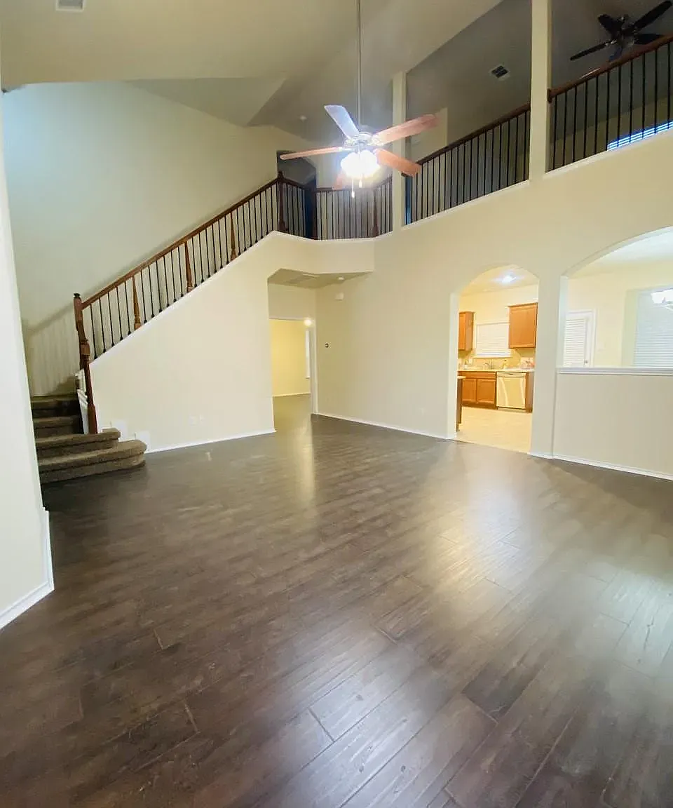 3 bed, 2.5 bath, 2369 sqft, $1,900 — Photo 3